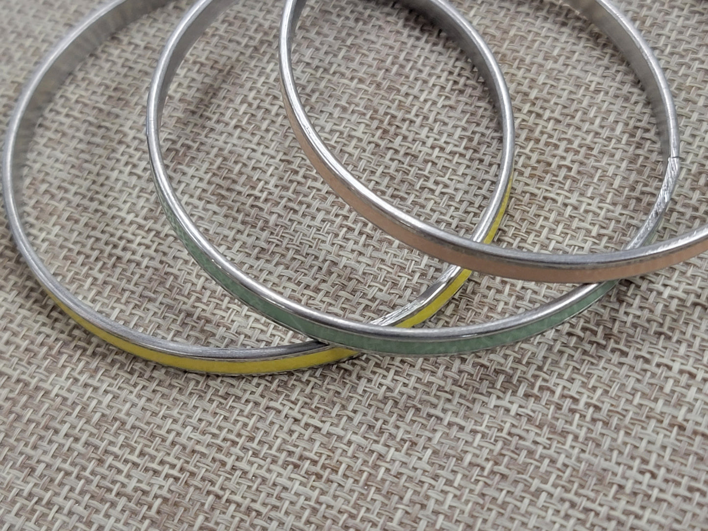 Drei farbenfrohe Edelstahlarmbänder für Damen