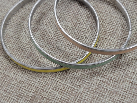 Tres pulseras de colores en stainless steel para mujer